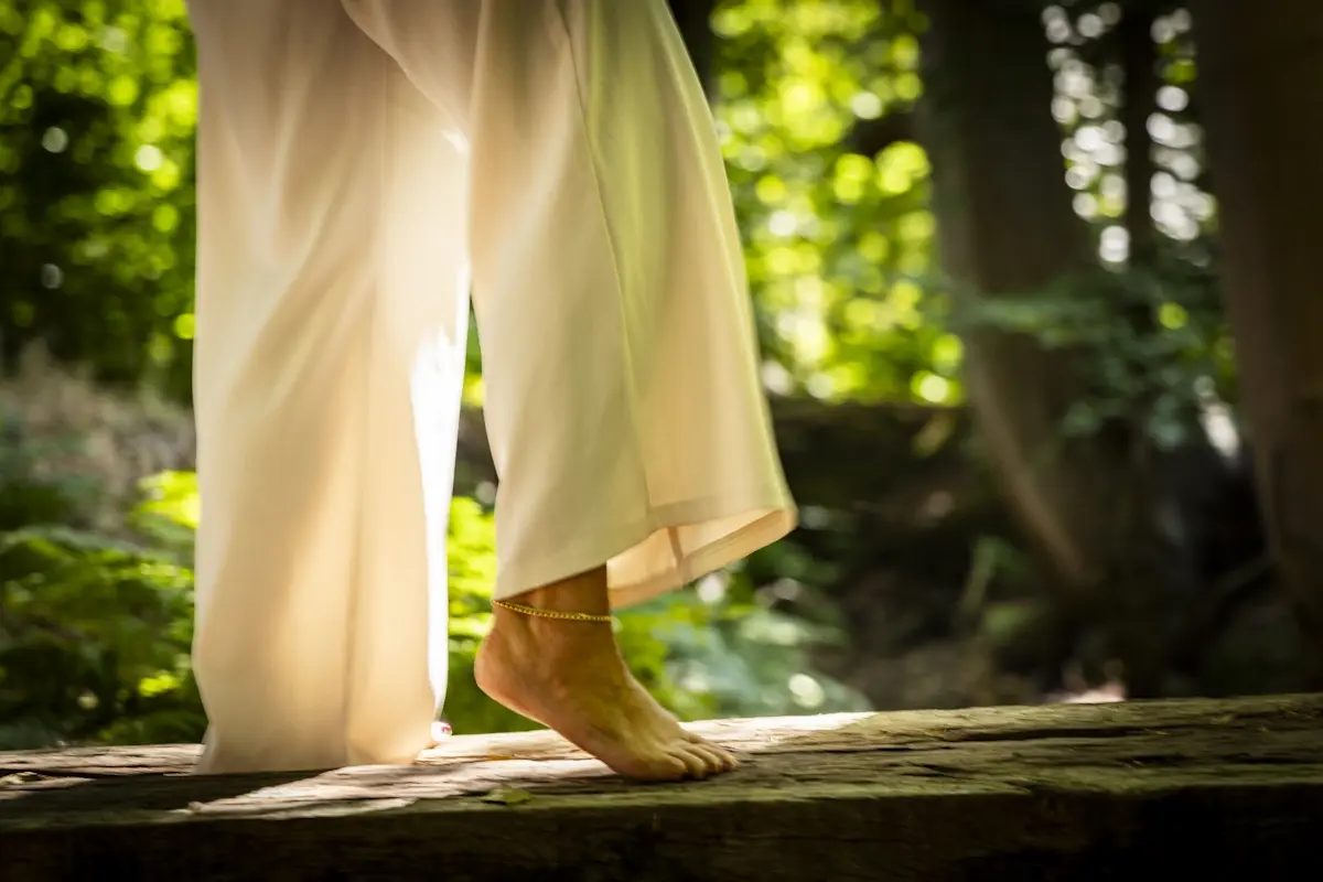 Blote voeten op een houten brug in het bos — grounded, aanwezig in het moment