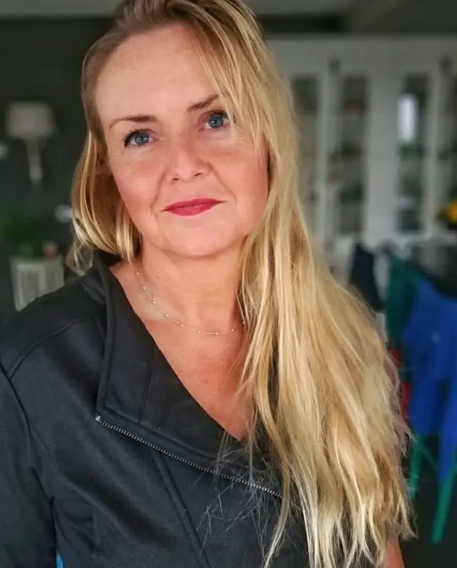 Joke van Neerven houdt een klankschaal vast in het bos — aanwezig, aandachtig, verankerd in de natuur